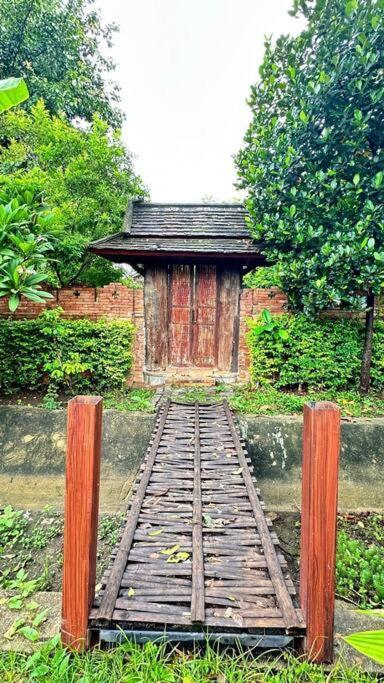 Charming Wooden Retreat With Lush Garden Villa Chiang Mai Exterior photo