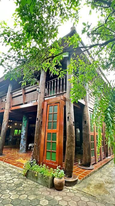 Charming Wooden Retreat With Lush Garden Villa Chiang Mai Exterior photo