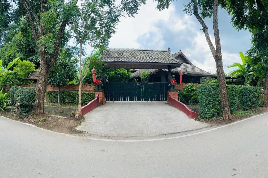 Charming Wooden Retreat With Lush Garden Villa Chiang Mai Exterior photo