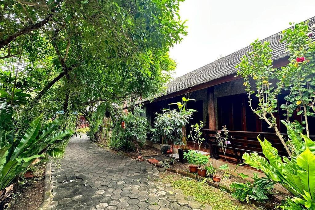 Charming Wooden Retreat With Lush Garden Villa Chiang Mai Exterior photo