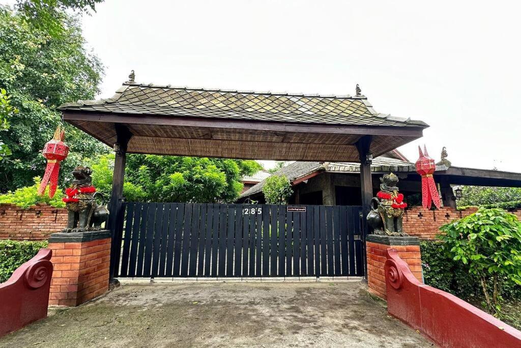 Charming Wooden Retreat With Lush Garden Villa Chiang Mai Exterior photo